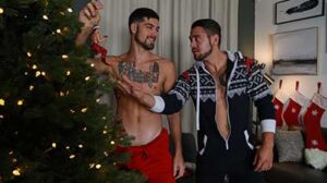 Leeroy Jones with another muscle stud, but ends up being the bottom bitch! I like to go somewhere warm when winter arrives. I hate cold weather.