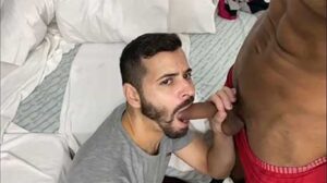 Gregory con otro semental musculoso, ¡pero acaba siendo el pasivo! Me gusta ir a algún lugar cálido cuando llega el invierno. Yo odio el clima frio.