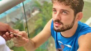 I was hoping to hire Rob Campos to give me some swimming lessons, but since it's too rainy to train, I offer him 1000 pesos to give me a hand with something else.