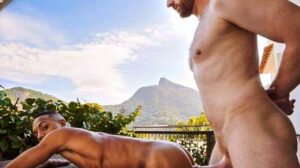 Victor, Victor, Victor. How not to fall in love with those gorgeous eyes and that devilish smile. Another day in Rio, another crush! This time, Tim is the one falling in love at first sight.