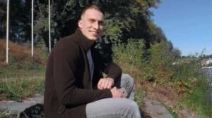 The Autumn is here so I try to use remaining sunny Czech Hunter 645 days for hunting. This time I met a college student sitting at a riverbank, preparing for exams.