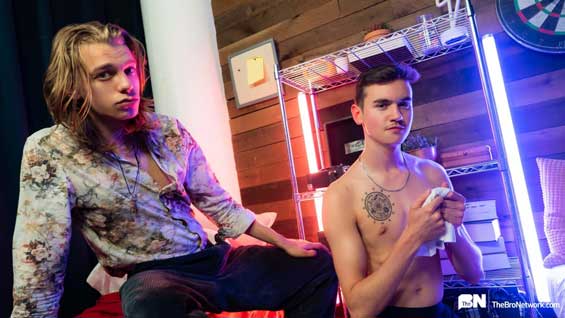 What’s an engineering student to do when he’s alone, bored, and horny in his dorm room? Browsing some technical drawings, Cole Link surfs to Masqulin.com to finally blow off some steam.