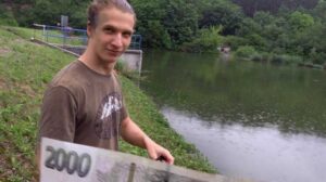 On this warm summer day, I decided to try my luck at a pond. I fucked a few Czech Hunter 657 guys there before, so I knew it's a good place for hunting.