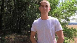 This handsome dude was visiting his friends in the countryside and on the way Czech Hunter 658 home he decided to go off road through fields just for the kicks. It was a stupid idea because his car broke down.