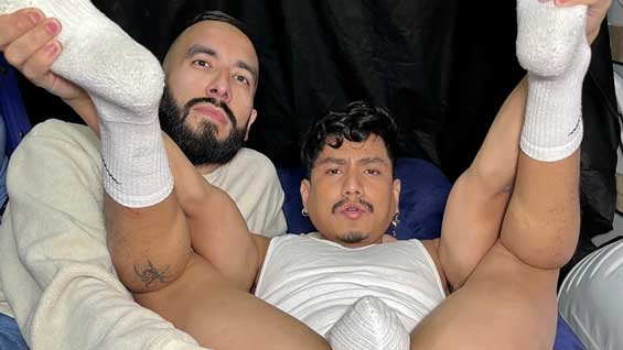 Juven y Eddy Blanco se vincularon en un motel sleapez local en Los Ángeles para recoger un corrido para que pudieran caer. El objetivo es conseguir tantos chicos que puedan joder esta puta y cargarlo.