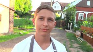 I spent the last weekend in the countryside. It was a lovely summer Czech Hunter 700 trip around small Czech towns, where I looked for guys willing to make easy cash. This handsome dude was selling ice cream as a summer job.