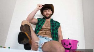 Miles Fallon with another muscle stud, but ends up being the bottom bitch! I like to go somewhere warm when winter arrives. I hate cold weather.