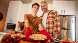 It's finally Thanksgiving time and our good old roomies Mateo Tomas and Sam Ledger got invited to a Friendsgiving supper. Settling on a classic, they're bringing Apple Pie for dessert.