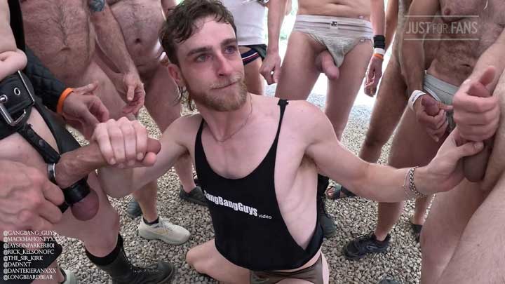 MackMaHoneyXXX another muscle stud, but ends up being the bottom bitch! I like to go somewhere warm when winter arrives. I hate cold weather.